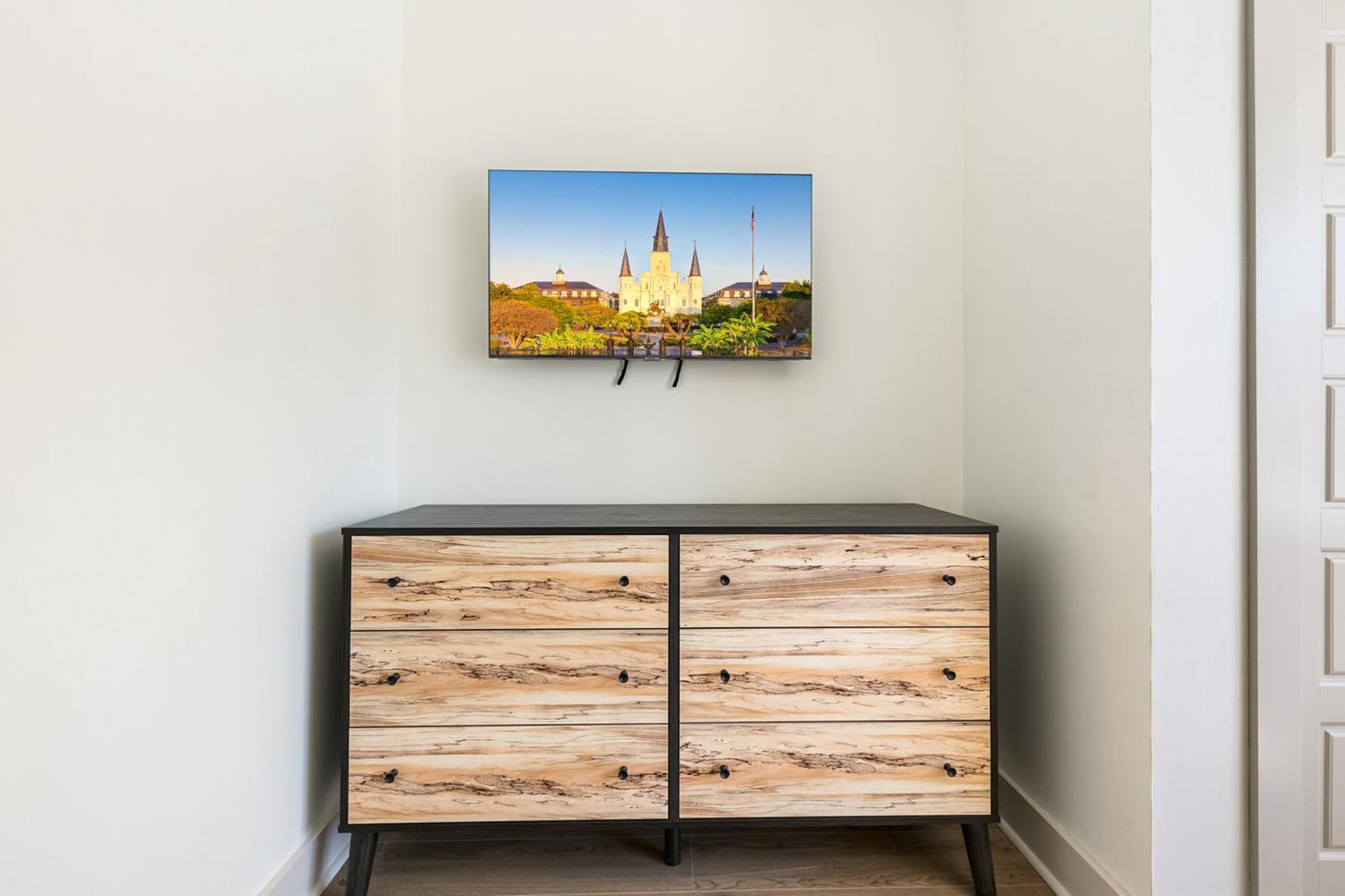 Apartment Chic 4bed Oasis Steps From French Quarter Magic! New Orleans